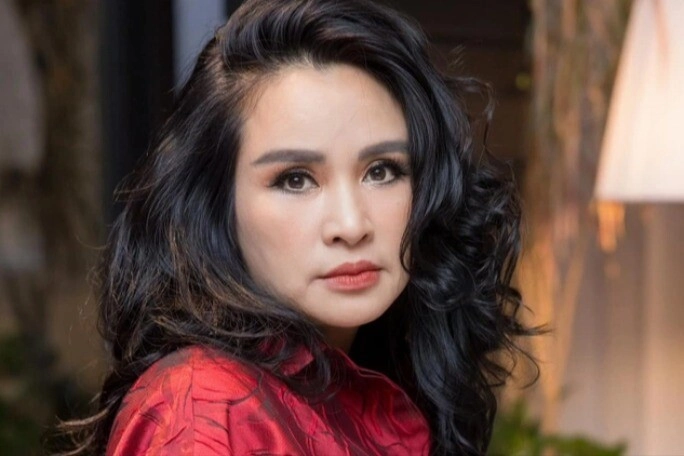 Danh ca lúc trẻ có vẻ đẹp lạ gây tranh cãi 72 tuổi dáng như thiếu nữ một đêm diễn kiếm gần 2 cây vàng là ai - 2