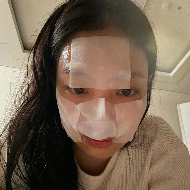 Đắp lotion mask và massage bằng đá lạnh công thức giữ làn da tươi trẻ mỗi ngày của jennie - 1