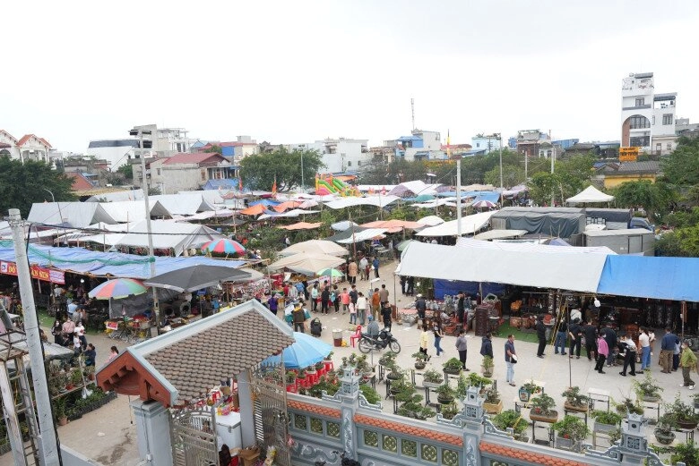 Đầu năm đi chợ nổi tiếng nhất nam định dòng người khắp nơi đổ về khách mua hàng không được mặc cả vì một lý do - 1