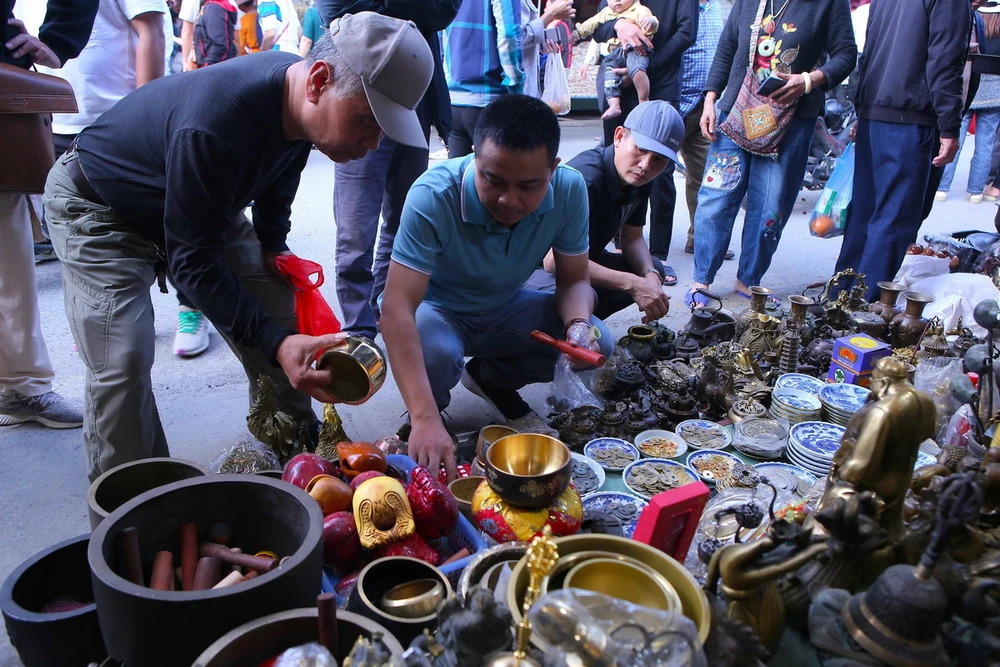 Đầu năm đi chợ nổi tiếng nhất nam định dòng người khắp nơi đổ về khách mua hàng không được mặc cả vì một lý do - 3