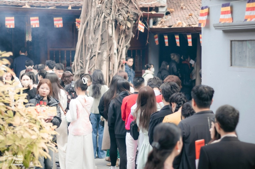 Đầu năm giới trẻ đua nhau đi chùa hà cầu duyên thoát ế - 2