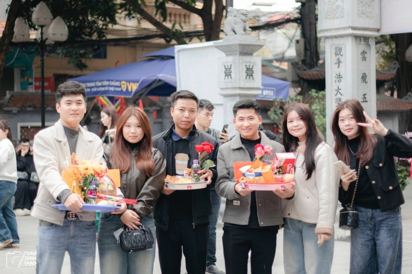 Đầu năm giới trẻ đua nhau đi chùa hà cầu duyên thoát ế - 8