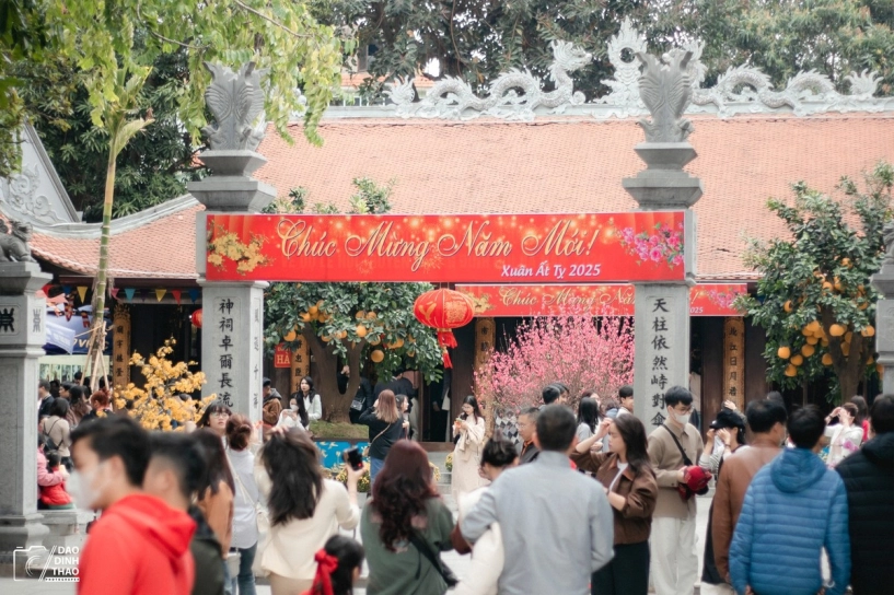 Đầu năm giới trẻ đua nhau đi chùa hà cầu duyên thoát ế - 9