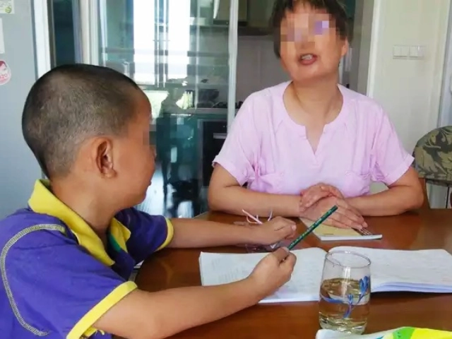 Dạy khối sắp tựu trường làm bài tập mẹ trẻ nhập viện vì xuất huyết não - 1