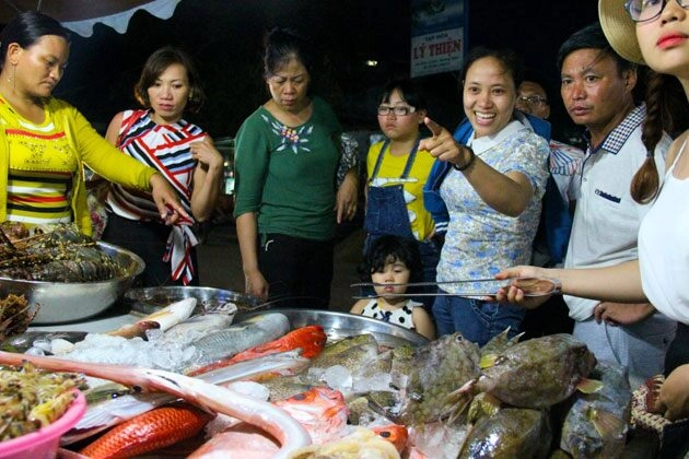 Dậy từ 3h đi khu chợ hải sản đêm sầm uất nhất lý sơn đủ loại hải sản xịn xò với giá rẻ chưa từng thấy - 1