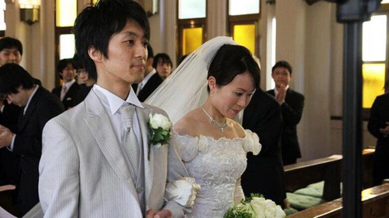 Đêm tân hôn nghe tiếng gõ cửa 3 lần thấy thứ luồn qua khe cửa tôi liền bỏ về nhà bố mẹ đẻ - 2