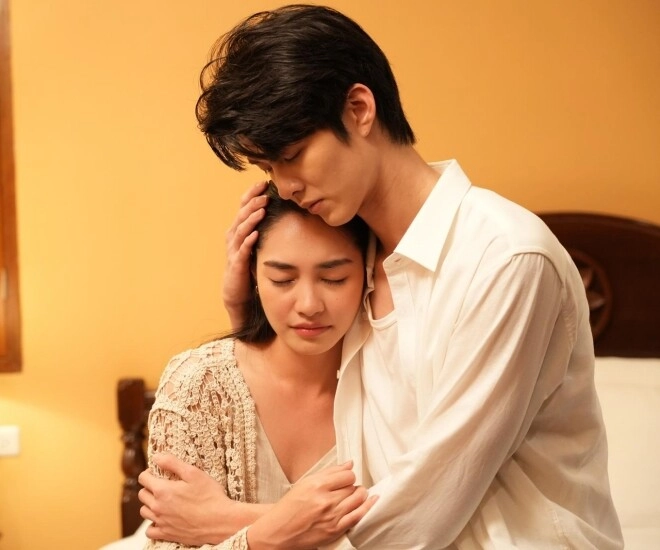 Đến chúc mừng sinh nhật mẹ tôi chồng cũ đưa một tấm thẻ ngân hàng kiểm tra số dư tôi bật khóc - 1