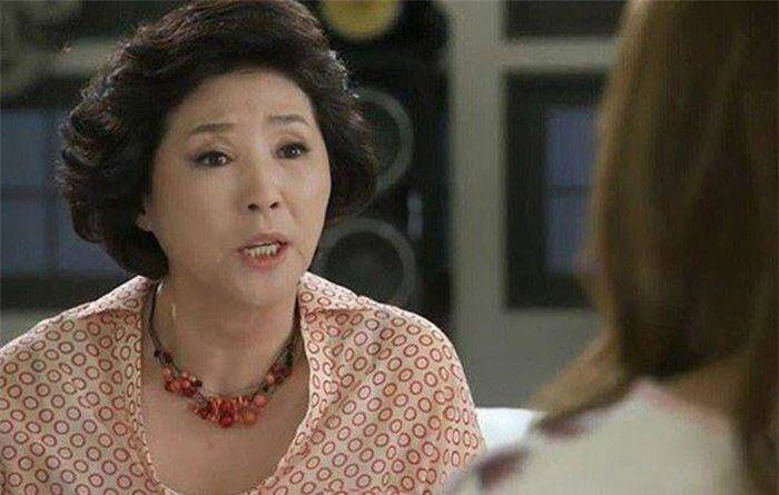 Đến đón cháu nội nhưng cô giáo nói không có ai tên như vậy biết sự thật tôi giao hết tài sản cho con gái - 2