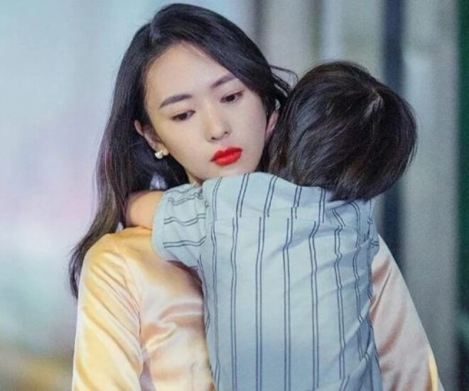 Đến nhà vợ cũ đón con thấy con háo hức khoe quà bố dượng tặng mà tôi lặng lẽ rơi nước mắt - 1