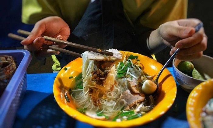Đi tìm điểm ăn hủ tiếu gõ nức tiếng sài gòn có nơi bán 250 tô mỗi tối chủ tiệm làm không ngơi tay - 1