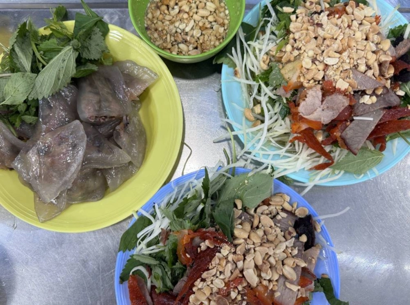 Đi tìm điểm bán món nộm đông nhất hà nội dịp hè có quán nộm tá lả hơn 10 năm đắt khách vì ngon bổ rẻ - 1