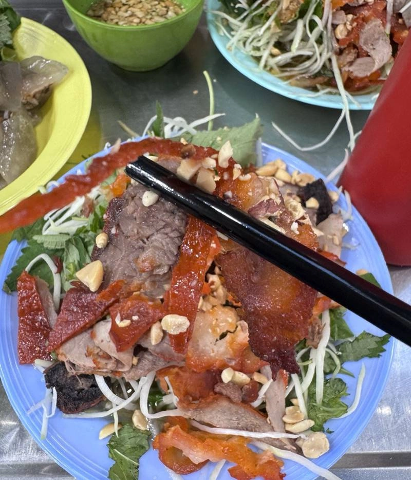 Đi tìm điểm bán món nộm đông nhất hà nội dịp hè có quán nộm tá lả hơn 10 năm đắt khách vì ngon bổ rẻ - 2