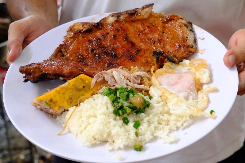 Đi tìm quán cơm tấm ngon nhất sài gòn có tiệm đãi khách miếng sườn nướng siêu to khổng lồ nơi sáng tạo topping mới lạ - 1