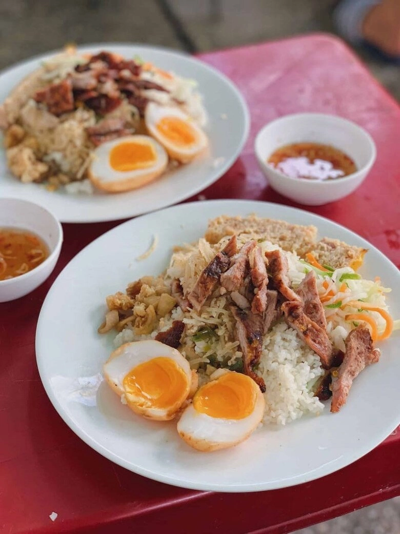 Địa chỉ cơm tấm sài gòn chuẩn vị nhà làm 100000 đồngđĩa cơm tấm bãi rác vẫn hút khách xếp hàng dài chờ ăn - 3