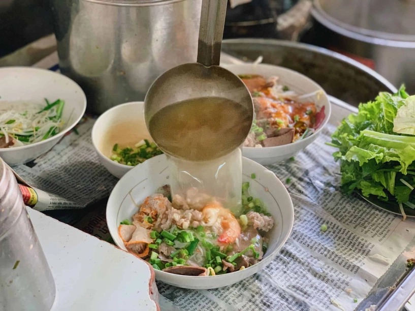 Địa điểm ăn hủ tiếu ngon nhất sài gòn khách xếp hàng chờ mua tô 85000 đồng quán vỉa hè giá nhà hàng vẫn đông nườm nượp - 3