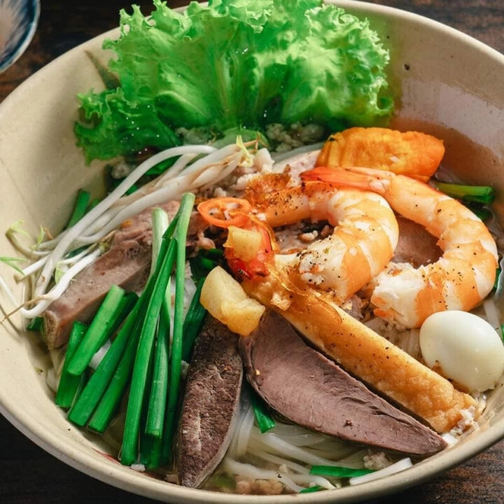 Địa điểm ăn hủ tiếu ngon nhất sài gòn khách xếp hàng chờ mua tô 85000 đồng quán vỉa hè giá nhà hàng vẫn đông nườm nượp - 4