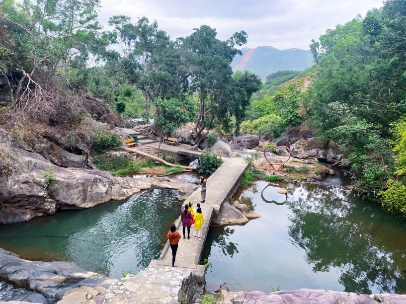 Điểm đến cách hà nội 80km có thác nước mát lạnh bãi cỏ rộng mênh mông - 2