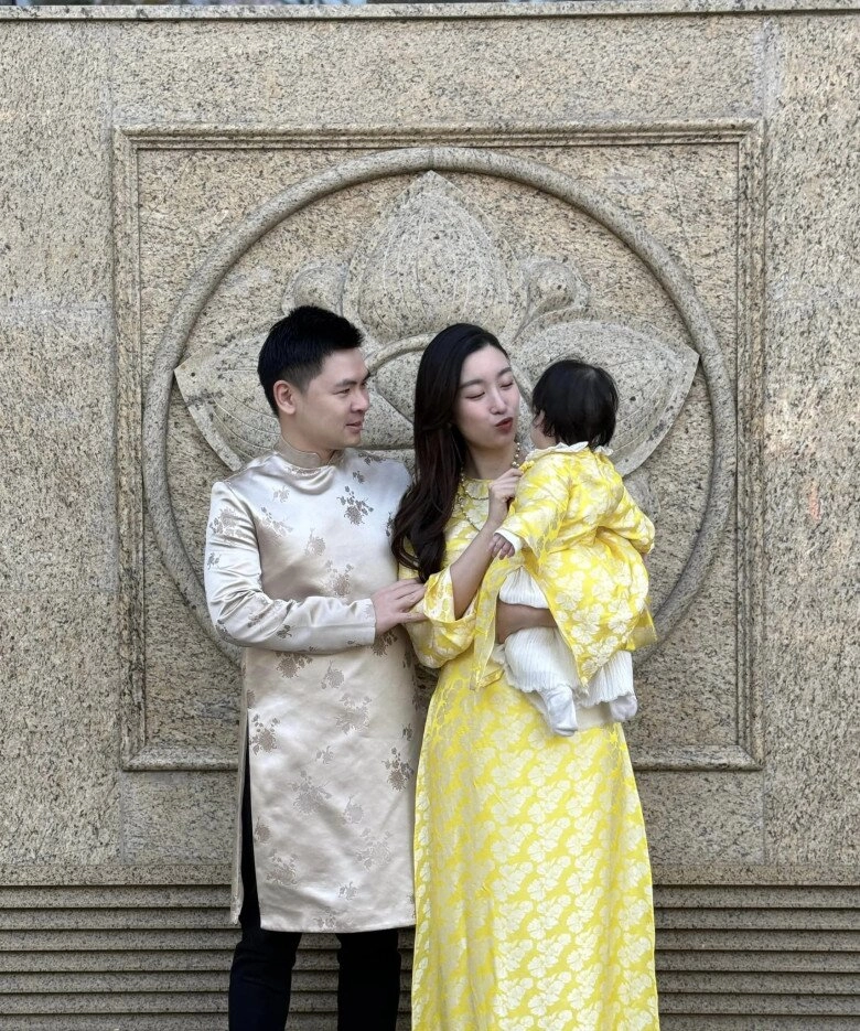 Đỗ mỹ linh khoe cảnh cậu út nhà bầu hiển bế con chủ tịch giàu có trẻ trung trông như anh trai của ái nữ - 5