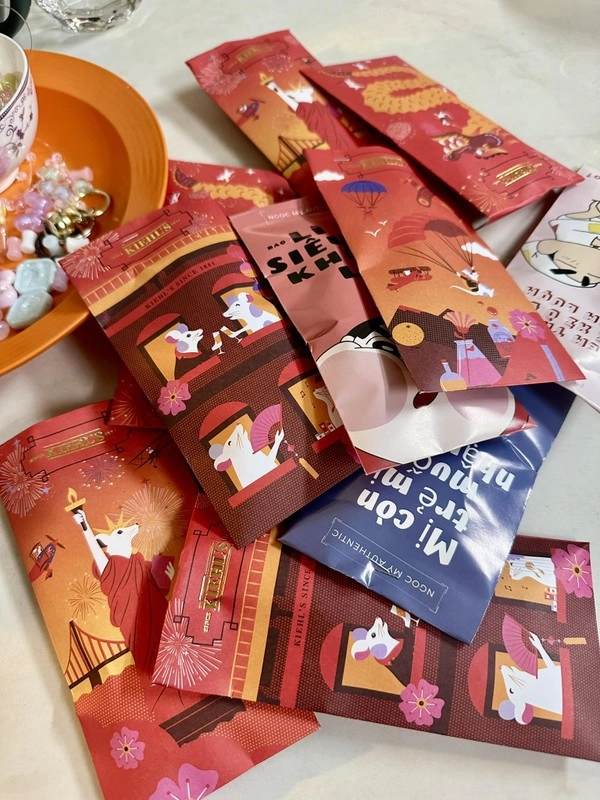 Độc lạ lì xì xé túi mù khiến giới trẻ thích thú tìm mua - 2