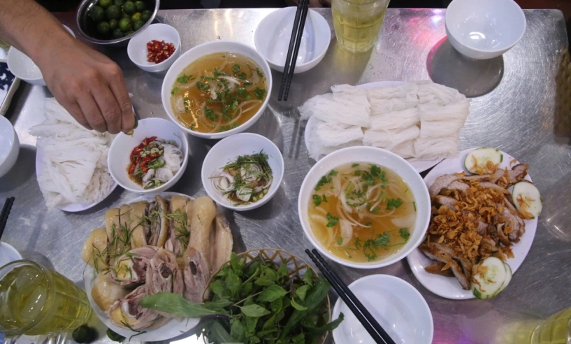 Độc lạ quán phở nam định phục vụ món ăn có tên nửa bắc nửa nam khách xếp hàng từ 4h chiều đến tận đêm - 1