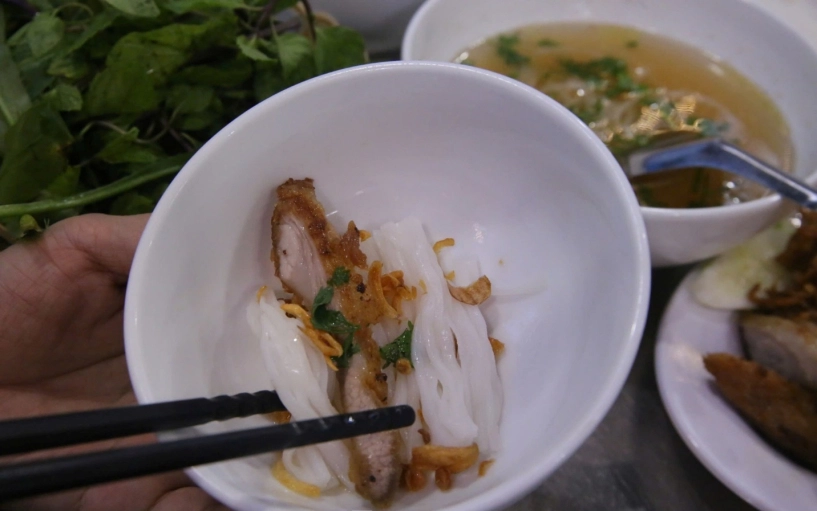 Độc lạ quán phở nam định phục vụ món ăn có tên nửa bắc nửa nam khách xếp hàng từ 4h chiều đến tận đêm - 4