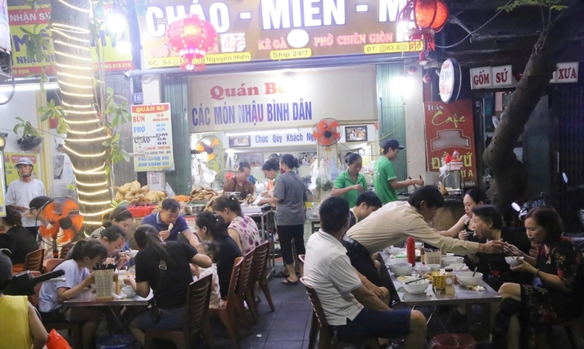 Độc lạ quán phở nam định phục vụ món ăn có tên nửa bắc nửa nam khách xếp hàng từ 4h chiều đến tận đêm - 5