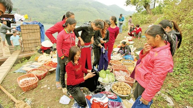 Dọc sông đà có phiên chợ họp mỗi tháng 3 lần nhà ai có gì đều đem ra bán nên đảm bảo tươi sạch - 2