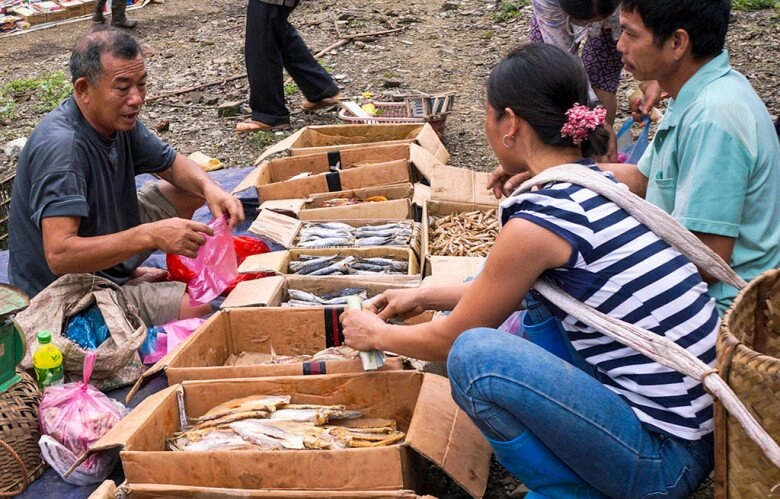Dọc sông đà có phiên chợ họp mỗi tháng 3 lần nhà ai có gì đều đem ra bán nên đảm bảo tươi sạch - 4