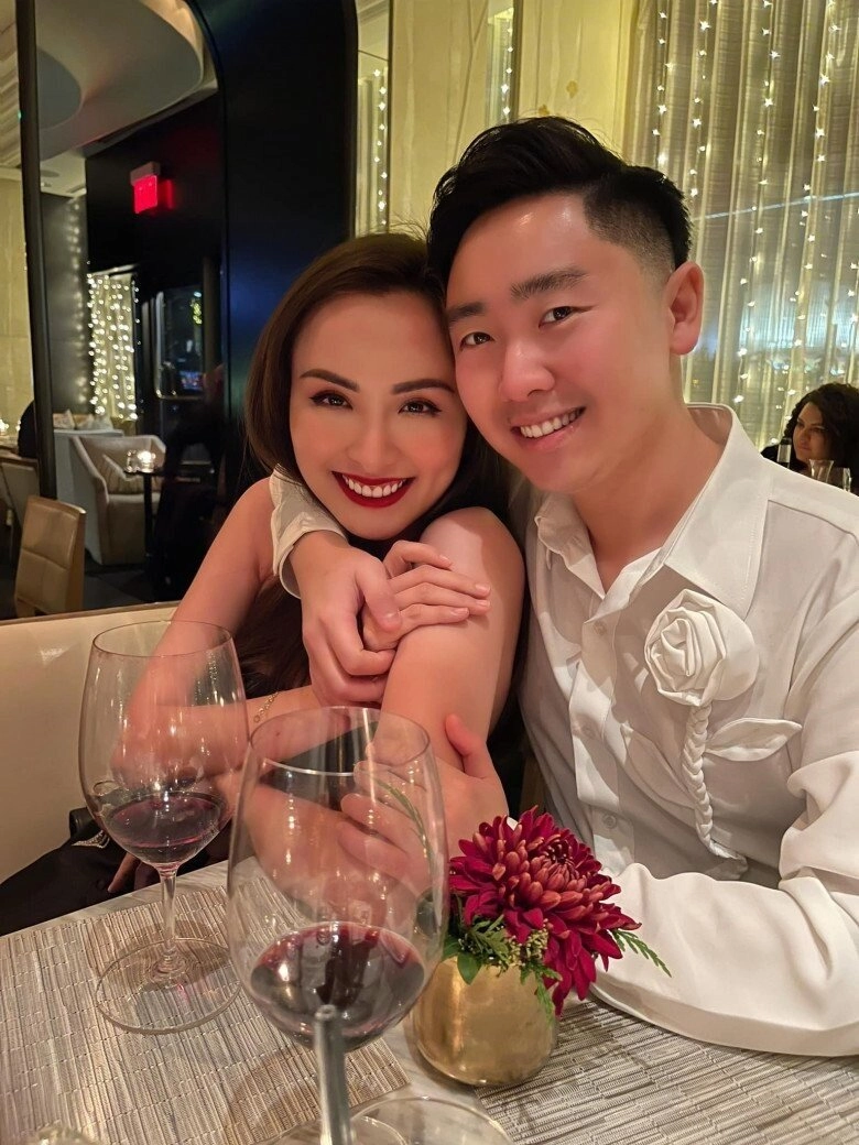 Đợi 10 năm mới có con sau khi cưới chồng ở canada hoa hậu việt kiếm 1 tỷ trong 30 phút được cả nhà cưng chiều - 2