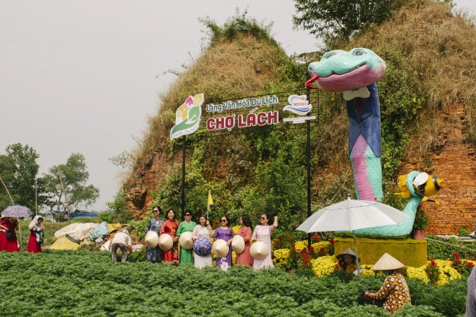 Đông khách check in linh vật rắn ở bến tre - 1