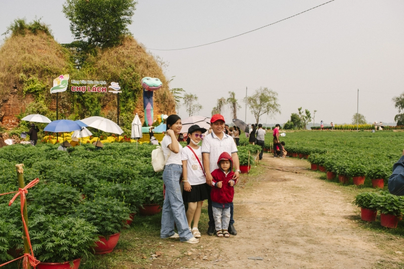 Đông khách check in linh vật rắn ở bến tre - 3