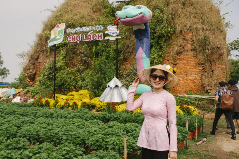 Đông khách check in linh vật rắn ở bến tre - 4