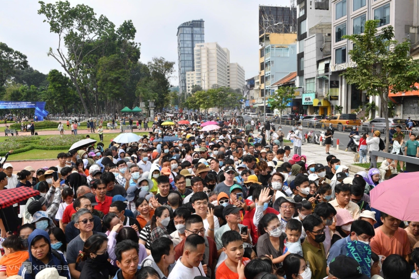 Đông nghịt người trải nghiệm metro bến thành - suối tiên - 2