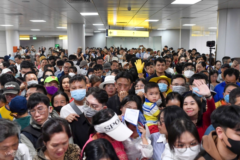 Đông nghịt người trải nghiệm metro bến thành - suối tiên - 5