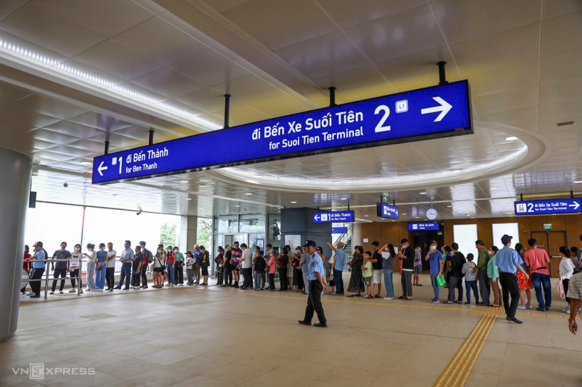 Đông nghịt người trải nghiệm metro bến thành - suối tiên - 6
