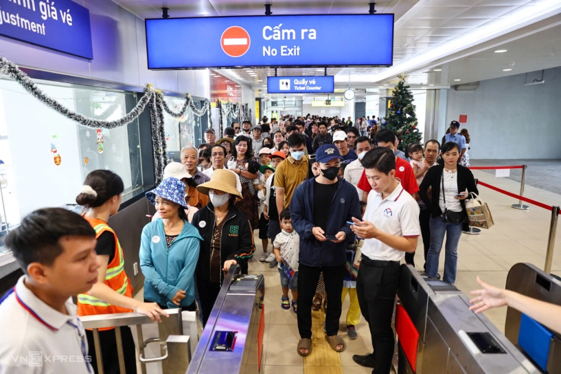 Đông nghịt người trải nghiệm metro bến thành - suối tiên - 9