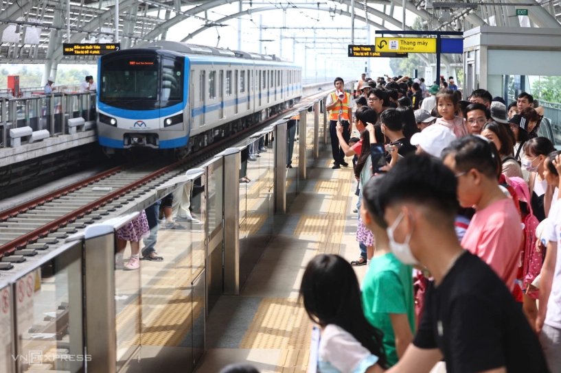 Đông nghịt người trải nghiệm metro bến thành - suối tiên - 11