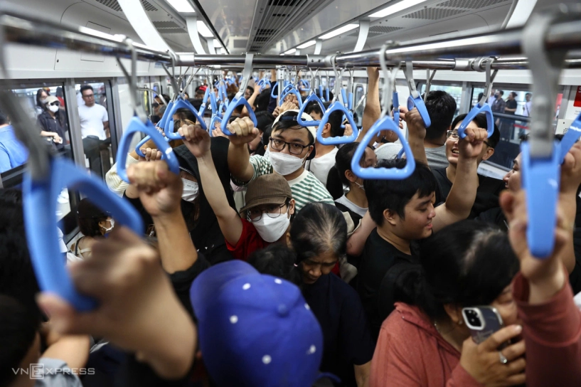 Đông nghịt người trải nghiệm metro bến thành - suối tiên - 12