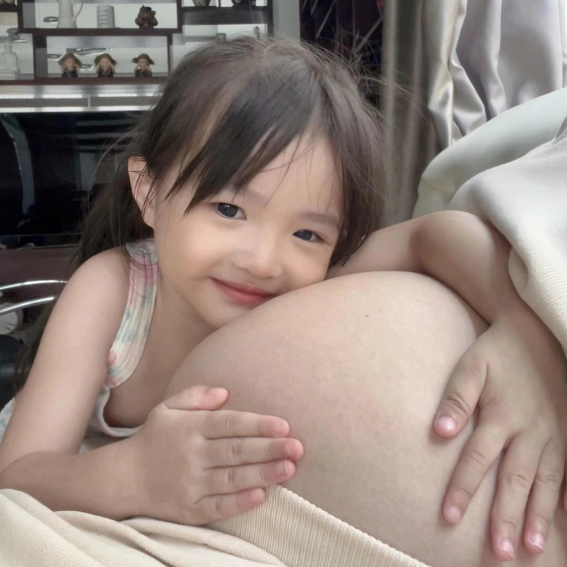 Đông nhi sinh con gái thứ 2 cho ông cao thắng bé hannie vừa chào đời đã lộ rõ mặt - 3