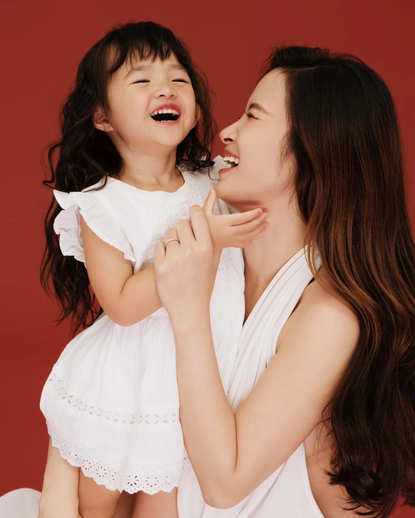 Đông nhi sinh con gái thứ 2 cho ông cao thắng bé hannie vừa chào đời đã lộ rõ mặt - 10