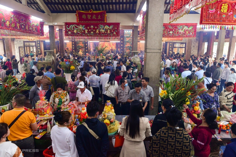 Du khách chen chân viếng bà chúa xứ núi sam - 1