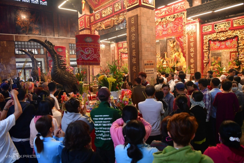 Du khách chen chân viếng bà chúa xứ núi sam - 2