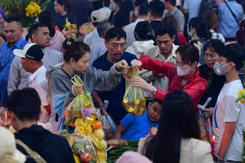Du khách chen chân viếng bà chúa xứ núi sam - 4