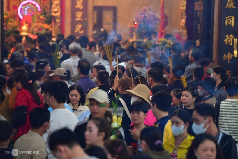 Du khách chen chân viếng bà chúa xứ núi sam - 7