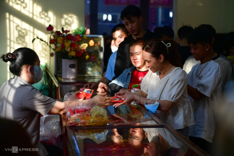 Du khách chen chân viếng bà chúa xứ núi sam - 8