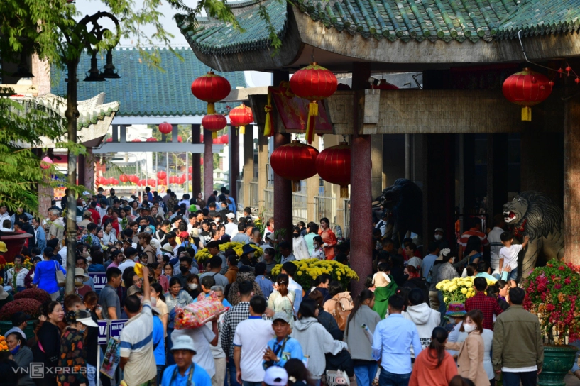 Du khách chen chân viếng bà chúa xứ núi sam - 9