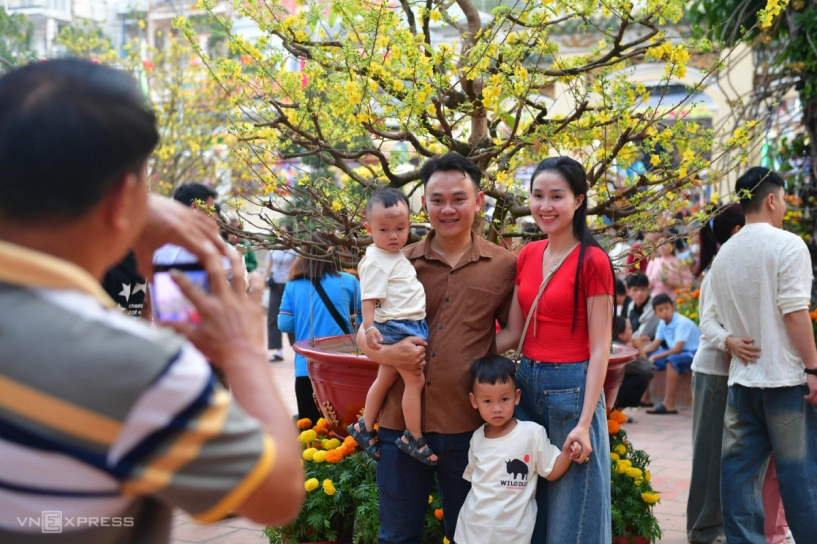 Du khách chen chân viếng bà chúa xứ núi sam - 10