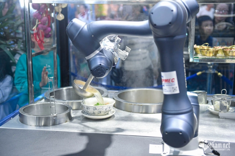Du khách hà nội vây kín xem robot nấu phở tại lễ hội văn hóa ẩm thực - 2