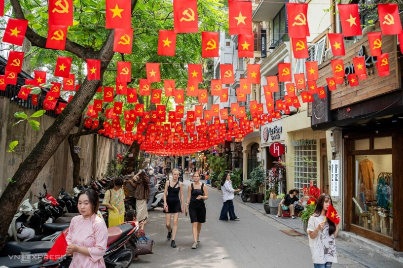 Đường phố hà nội rợp cờ hoa hút khách check in - 1