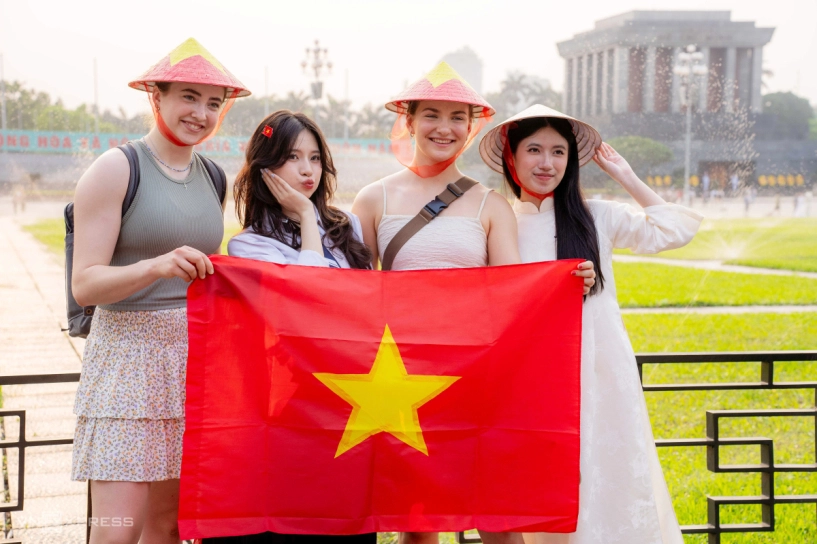 Đường phố hà nội rợp cờ hoa hút khách check in - 3